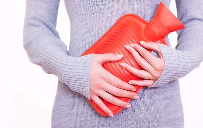 Applying a heating pad to the stomach will help relieve the symptoms of cystitis in a woman.